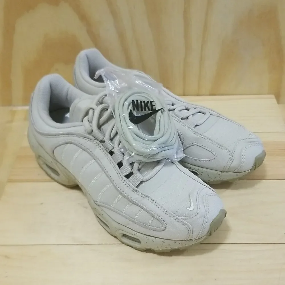 Nike Air Max Women’s Size 7 1/2 ( 38.5 EU ) Mens size 6